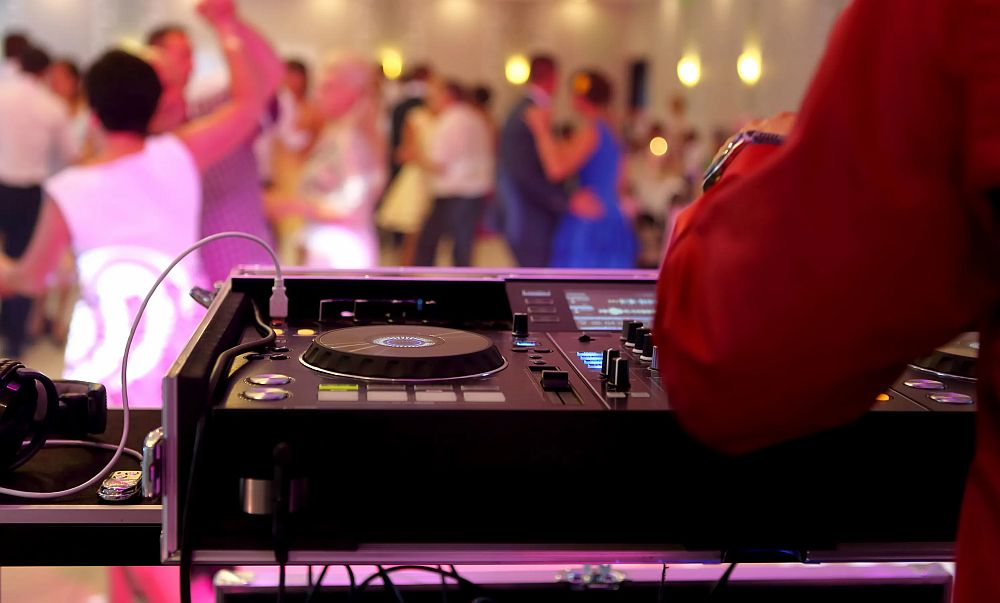 Top Benefits of Hiring a DJ Services Corporate Events