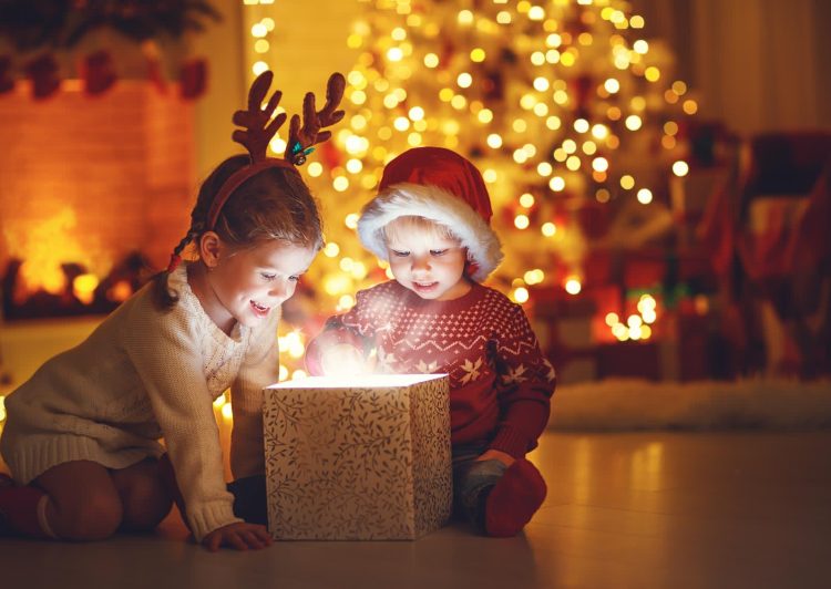 How to Keep Kids Entertained During Christmas Guide by Regale